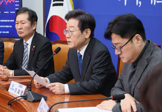 이재명 더불어민주당 대표가 19일 오전 국회에서 열린 최고위원회의에서 발언하고 있다.<연합뉴스>